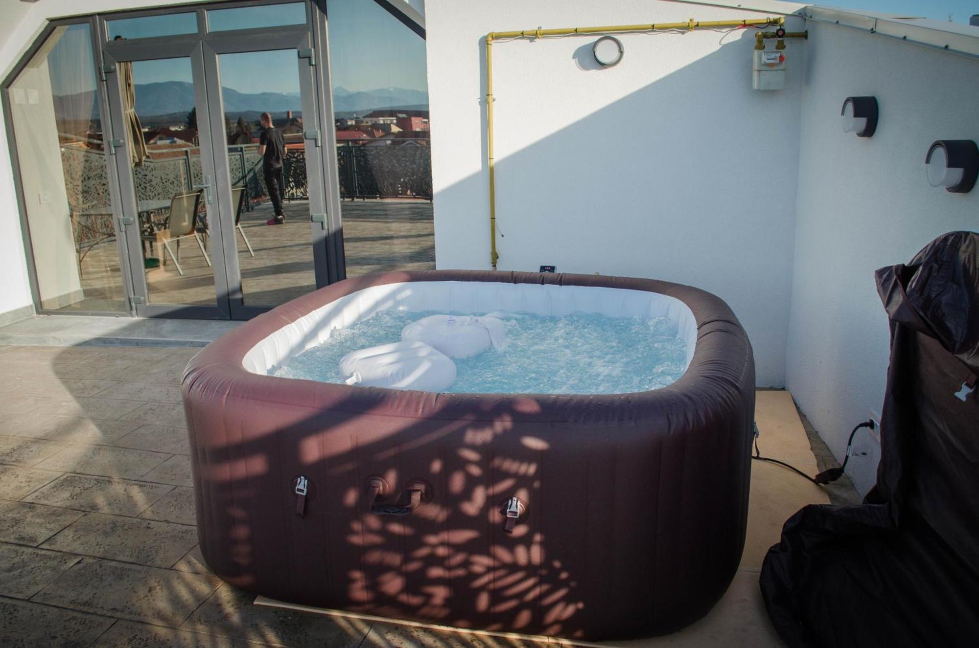 Ferienwohnung Pentgarden Penthouse Jacuzzi Târgu Jiu Exterior foto